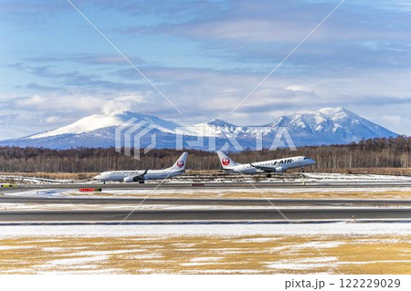 冬の新千歳空港の飛行機 樽前山と風不死岳 北海道千歳市  冬の新千歳空港の飛行機 樽前山と風不死岳 北海道千歳市  122229029
