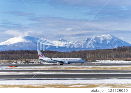 冬の新千歳空港の飛行機　樽前山と風不死岳　北海道千歳市　 122229030