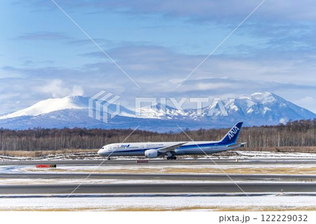 冬の新千歳空港の飛行機 樽前山と風不死岳 北海道千歳市 冬の新千歳空港の飛行機 樽前山と風不死岳 北海道千歳市 122229032
