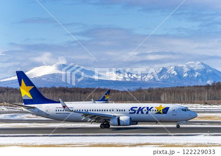 冬の新千歳空港 着陸中の飛行機 北海道千歳市 冬の新千歳空港 着陸中の飛行機 北海道千歳市 122229033