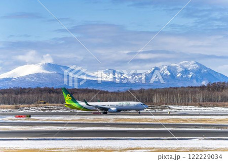 冬の新千歳空港の飛行機 樽前山と風不死岳 北海道千歳市 冬の新千歳空港の飛行機 樽前山と風不死岳 北海道千歳市 122229034