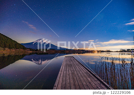 【静岡県】月光に照らされた田貫湖畔から望む富士 122229106