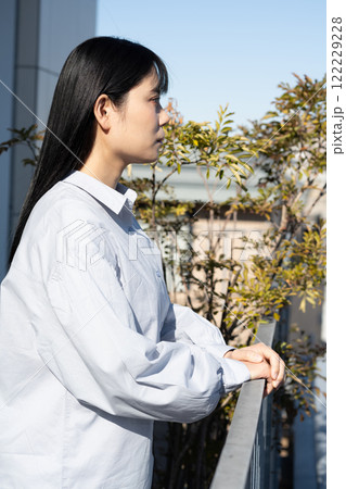 ベランダで風景を眺める女性 122229228