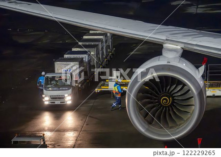 夜の新千歳空港　トラクターとドーリー　北海道千歳市 122229265