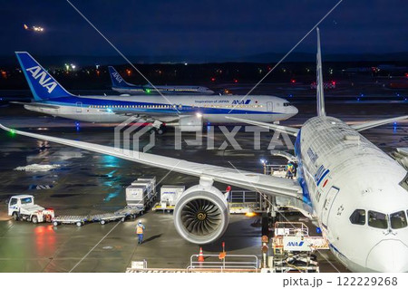 夜の新千歳空港　トラクターとドーリー　北海道千歳市 122229268