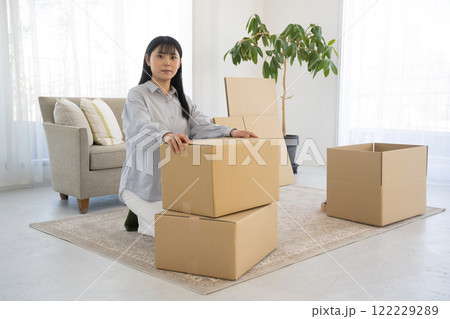 段ボールを組み立てて引っ越し作業をする女性 段ボールを組み立てて引っ越し作業をする女性 122229289