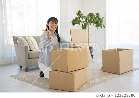段ボールを組み立てて引っ越し作業をする女性 段ボールを組み立てて引っ越し作業をする女性 122229290