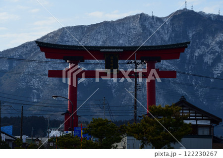 弥彦神社の大鳥居と弥彦山 新潟県 弥彦神社の大鳥居と弥彦山 新潟県 122230267