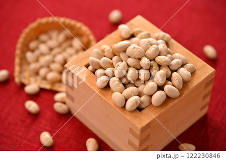 節分の豆まき、一升枡に入った福豆、赤い布の上にある 122230846