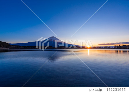 【静岡県】冬の田貫湖・富士山　日の出 122231655
