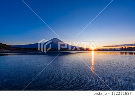 【静岡県】冬の田貫湖・富士山　日の出 122231657