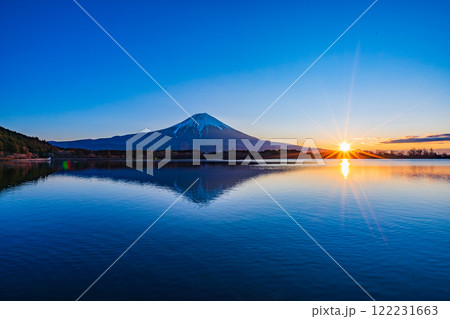 【静岡県】冬の田貫湖・富士山　日の出 122231663