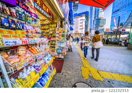 日本の東京都市景観 1月。外国人はマ無し…店頭も既にマは消えスキンケア・乾燥対策一色=20日、渋谷 日本の東京都市景観 1月。外国人はマ無し…店頭も既にマは消えスキンケア・乾燥対策一色=20日、渋谷 122232553