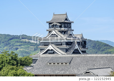 熊本県熊本市　修繕が進む人気の観光スポット　熊本城天守 122232945