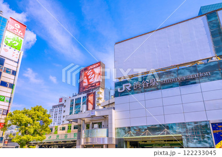 日本の東京都市景観コロ5年公表から…(外国人観光客で賑わう)渋谷…山手線…＝令和7年1月23日 122233045