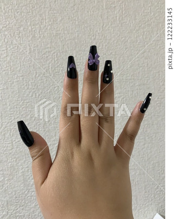 ネイルをする女性の手 ネイルをする女性の手 122233145