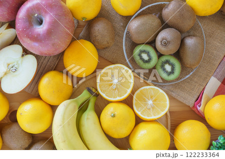 テーブルいっぱいの果物｜キウイ・リンゴ・バナナ・レモン 122233364