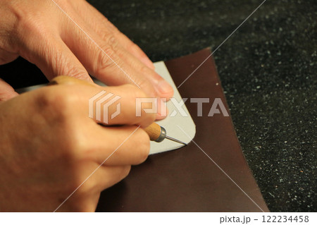 レザークラフトで革にケガキする レザークラフトで革にケガキする 122234458