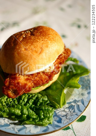 美味しそうなハンバーガー 122234505