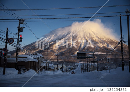 冬の真狩村街道からモルゲンロートに染まる羊蹄山を望む 冬の真狩村街道からモルゲンロートに染まる羊蹄山を望む 122234881