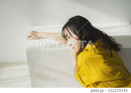 黄色いワンピースの女性 黄色いワンピースの女性 122235145