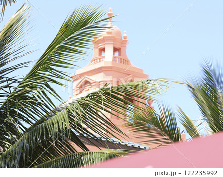 ヤシの木とピンク色のホテル 122235992