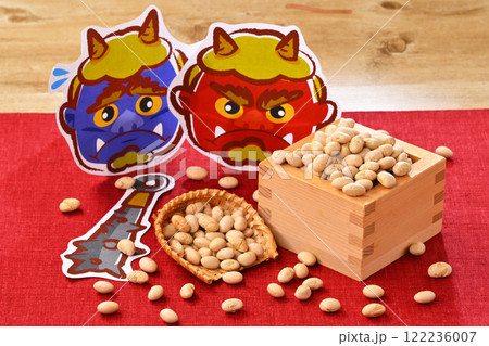 節分、鬼のお面と升に入った豆 節分、鬼のお面と升に入った豆 122236007