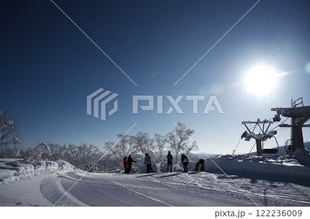 ルスツリゾートスキー場の山頂駅周辺の雪景色 122236009