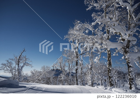 ルスツリゾートスキー場の山頂駅周辺の雪景色 122236010