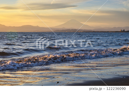 江ノ島 片瀬西浜海水浴場の夕景と富士山(神奈川県藤沢市) 江ノ島 片瀬西浜海水浴場の夕景と富士山(神奈川県藤沢市) 122236090