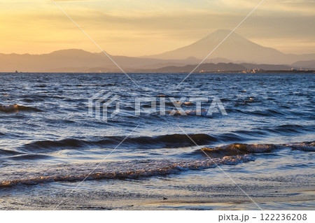 江ノ島 片瀬西浜海水浴場の夕景と富士山(神奈川県藤沢市) 江ノ島 片瀬西浜海水浴場の夕景と富士山(神奈川県藤沢市) 122236208