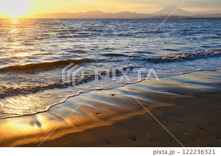 江ノ島 片瀬西浜海水浴場の夕景と富士山(神奈川県藤沢市) 江ノ島 片瀬西浜海水浴場の夕景と富士山(神奈川県藤沢市) 122236321