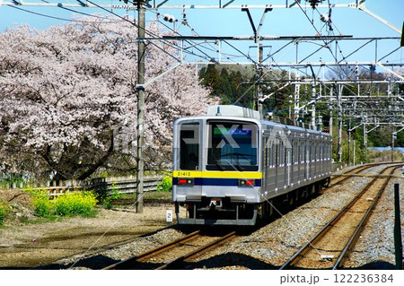 桜花を眺めつつ… 日比谷線を日比谷線を勇退し新天地で活躍する20400系 122236384