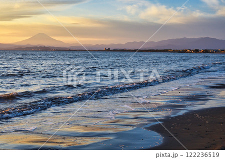 江ノ島 片瀬西浜海水浴場の夕景と富士山(神奈川県藤沢市) 江ノ島 片瀬西浜海水浴場の夕景と富士山(神奈川県藤沢市) 122236519