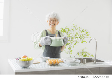 キッチンに立つグレイヘアの女性 122236646