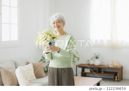 花束を持つシニア女性 122236659