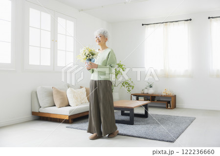 花束を持つシニア女性 花束を持つシニア女性 122236660