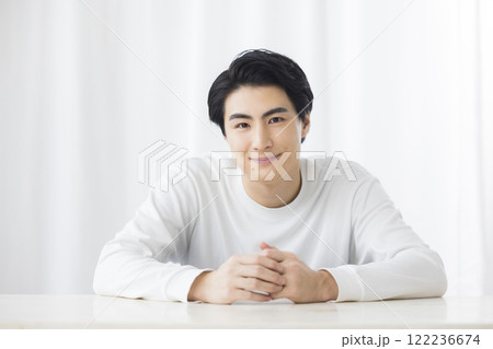 考える若い男性 考える若い男性 122236674