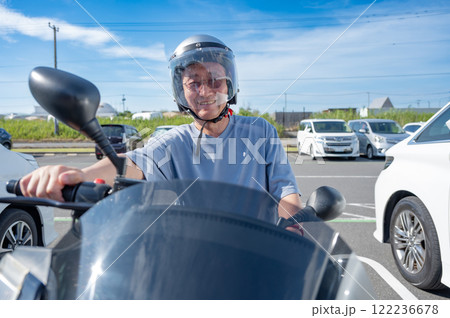 バイクに乗るシニア男性 バイクに乗るシニア男性 122236678
