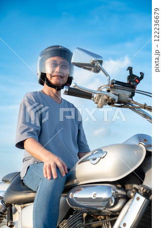 バイクに乗るシニア男性 バイクに乗るシニア男性 122236679