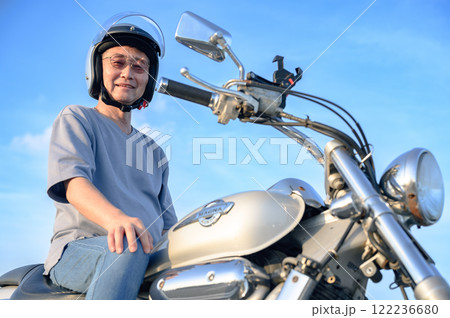 バイクに乗るシニア男性 122236680