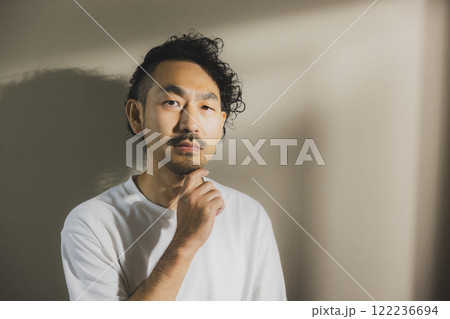 考え事をする男性 122236694