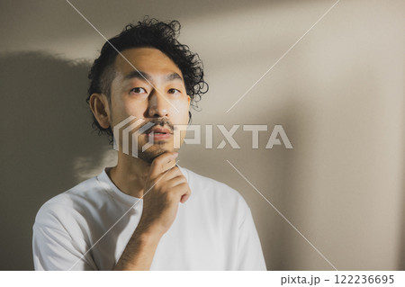 考え事をする男性 考え事をする男性 122236695