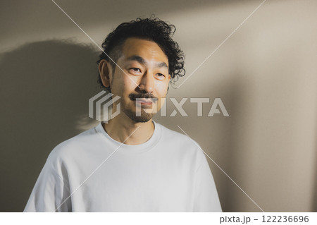 考え事をする男性 122236696