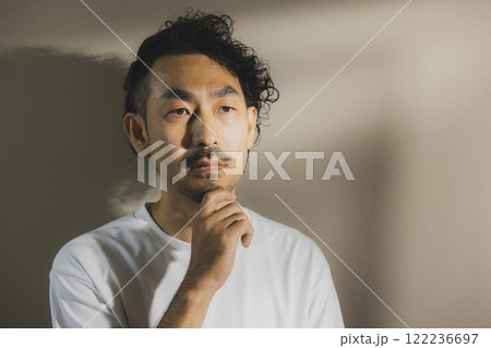考え事をする男性 122236697