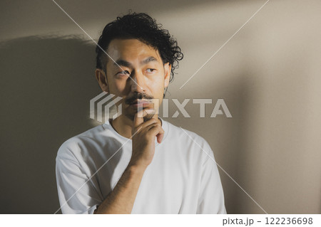 考え事をする男性 122236698