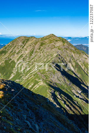 悪沢岳から見る荒川岳（中岳）南アルプス　悪沢岳と荒川岳登山 122237087