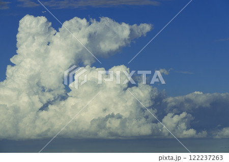 夏の青い海と白い雲 122237263