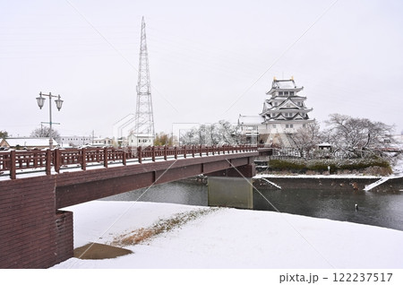 太閤出世橋と墨俣一夜城(岐阜県大垣市)の雪景色 太閤出世橋と墨俣一夜城(岐阜県大垣市)の雪景色 122237517