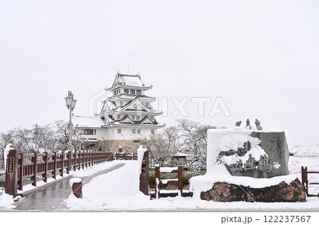 太閤出世橋と墨俣一夜城（岐阜県大垣市）の雪景色 122237567